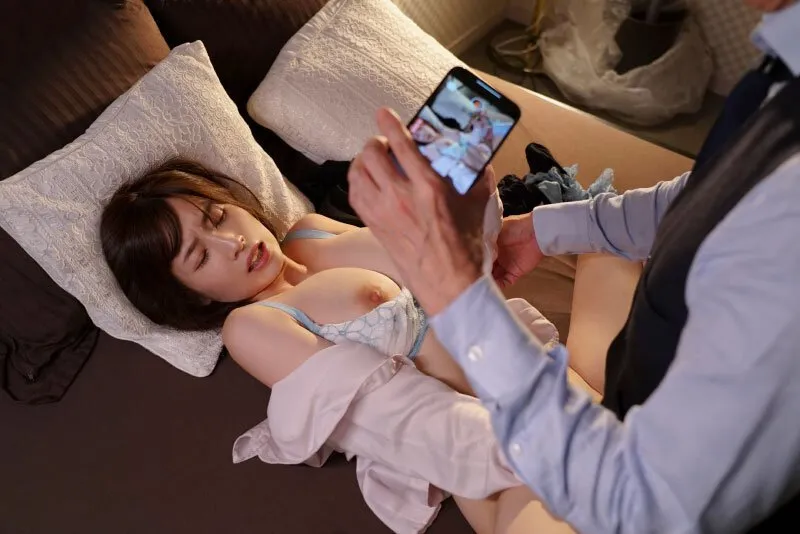 Tiền bối chuốc thuốc em thư ký bắt địt cả đêm khi đi công tác xa