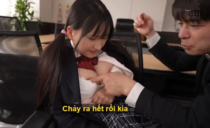 Suốt 3 năm trời, thầy giáo rèn luyện cô học trò ngực đẹp thành "chiếc bình đựng tinh".
