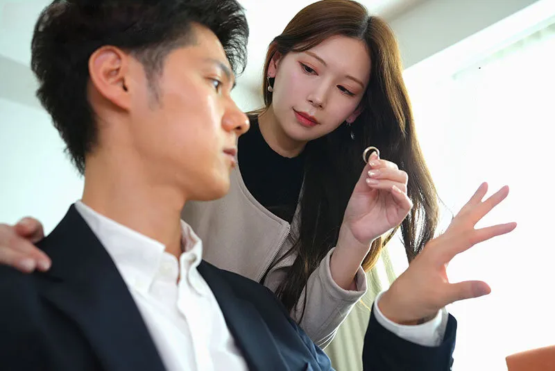 Cô vợ đi đi chơi, gã chồng ở nhà bị nhỏ em người vợ gạ xxx không trượt phát nào